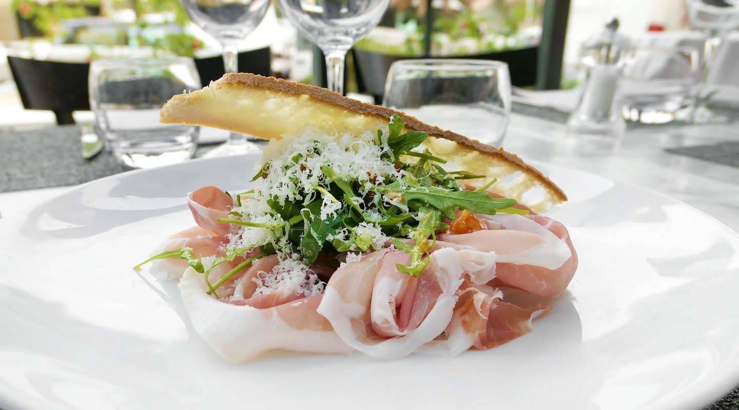 monaco-restaurant-culatello-di-zibello-salade-de-roquette-et-pecorino-min.jpg