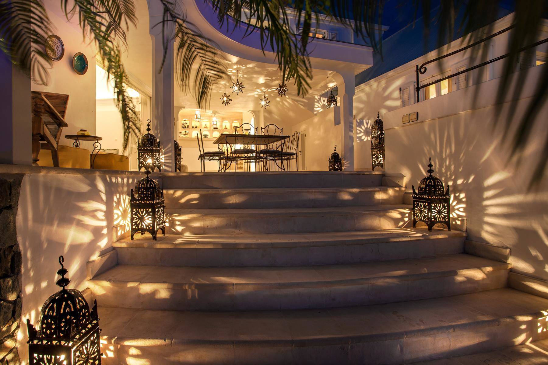 11_ideal_villa_rentals_st_barth_mauresque_dining_night.jpg