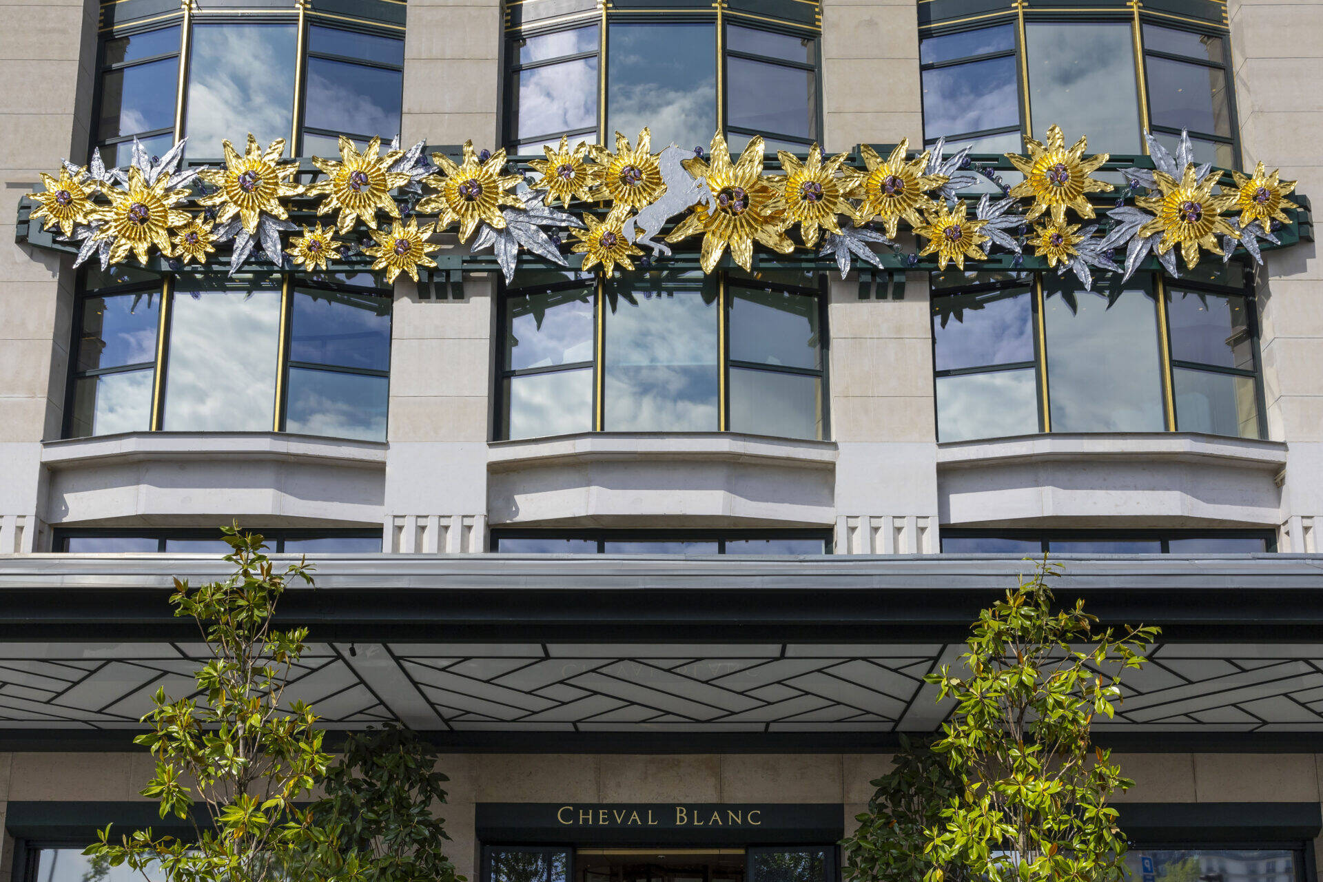 cheval-blanc-paris_inauguration-de-la-facade_22les-fleurs-de-la-passion-othoniel22_luc-castel-1.jpg